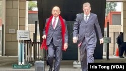 代表黎智英的資深大律師彭耀鴻（左）以及有香港全面執業資格的紐西蘭御用大律師Marc Corlett。(美國之音 湯惠芸)