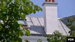 Zbog krovova od cinka u Parizu, viši spratovi bi u budućnosti mogli da leti budu nepodnošljivo vrući za život. (Foto: VOA/Lisa Bryant)