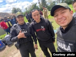 李小三在哥倫比亞和當地警察一起抓劫匪