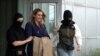 Privođenje Jelene Perović (Foto: Jovan Radulović/VOA)
