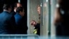 Presiden-terpilih Donald Trump, yang saat itu belum mencalonkan diri, berbicara dengan pengacaranya Todd Blanche di luar gedung Pengadilan Pidana Manhattan, di New York, 29 Mei 2024. (Foto: Jabin Botsford/The Washington Post via AP Pool).