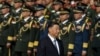 资料照：中国领导人习近平在国庆日之前向天安门广场人民纪念碑献花时走过中国军人的队伍。（2023年9月30日）
