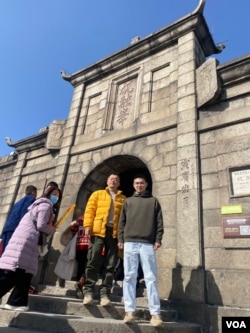 武漢異議人士、六四參與者張毅(左)和兒子張弘遠。(照片提供: 張弘遠)