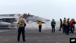 美日韓三國在東中國海舉行聯合海軍軍演期間，一架F-18E 戰機正準備從美國海軍西奧多·羅斯福號航空母艦上起飛。 (2024年4月11日)