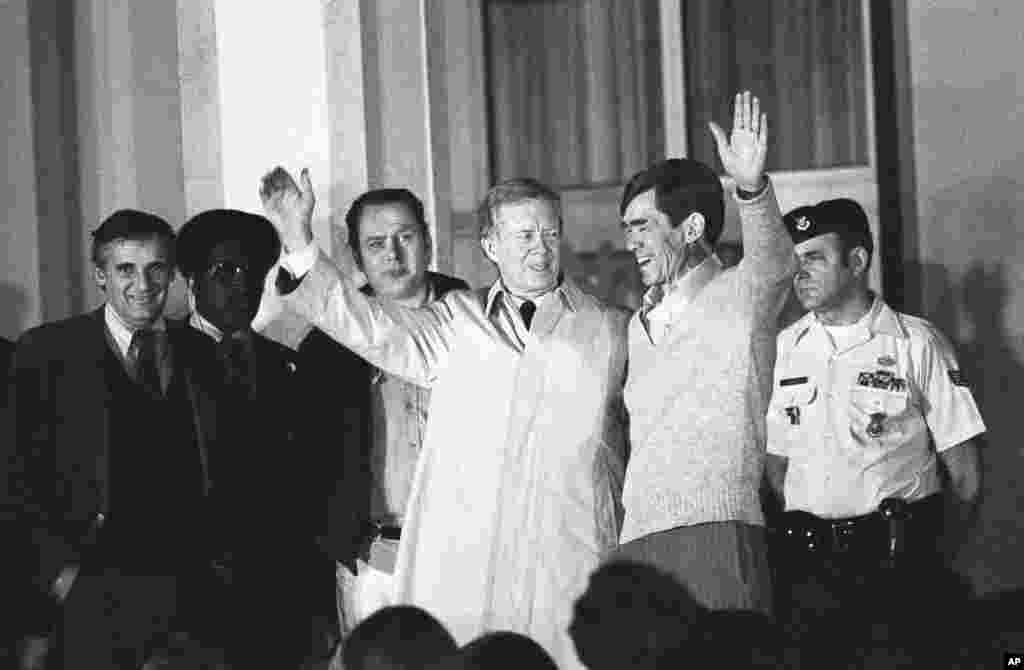 جیمی کارتر که دیگر رئیس جمهوری نیست، برای استقبال از گروگان‌های آمریکایی آزادشده از ایران به ویسبادن آلمان رفته است – ۲۳ ژانویه ۱۹۸۱ 