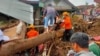 Tim penyelamat berusaha mencari korban banjir bandang di kawasan Kabupaten Agam dan Tanah Datar di Sumatra Barat (courtesy: Basarnas Padang)