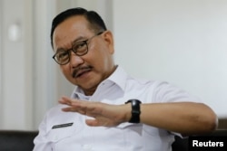 Bambang Susantono, Ketua Otoritas Ibu Kota Negara Nusantara, saat konferensi pers di pembangunan kawasan inti pemerintahan ibu kota baru Indonesia di Sepaku, provinsi Kalimantan Timur, 8 Maret 2023. (REUTERS/Willy Kurniawan)