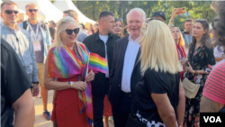 Američki ambasador Kristofer Hil sa suprugom Džuli u razgovoru sa srpskom ministarkom za evropske integracije Tanjom Miščević