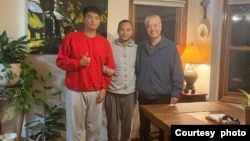 李小三到達美國後拜訪牧師