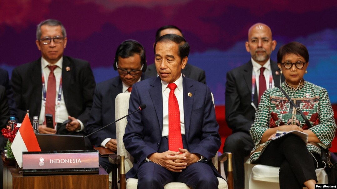 အင်ဒိုနီးရှားနိုင်ငံ ဂျာကာတာမြို့တော်မှာကျင်းပတဲ့ ၄၃ ကြိမ်မြောက် အရှေ့တောင်အာရှနိုင်ငံများအသင်း အာဆီယံရဲ့ အစည်းအဝေးအတွင်း အင်ဒိုသမ္မတ ဂျိုကိုဝီဒိုဒိုကိုတွေ့ရစဉ် (စက်တင်ဘာ ၅၊ ၂၀၂၃)
