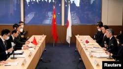 日本外務省副大臣山田重郎（Shigeo Yamada，Japanese Senior Deputy Minister for Foreign Affairs）（右起第二位）,2023年2月22日在日本外務省同中國外交部副部長孫偉東舉行日-中安全對話。