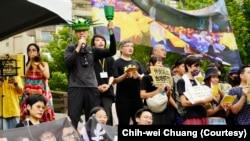 遊行人士高唱在香港遭禁的反送中歌曲《願榮光歸香港》，並呼喊反送中口號“光復香港，時代革命”