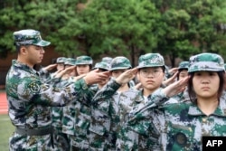 資料照：中國安徽淮北一所中學開學時中學生參加軍訓。(2021年9月5日)