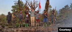 Foto yang disebut TPNPB-OPM sebagai Pilot Susi Air Philip Mark Mehrtens dan pasukan. (Foto: TPNPB-OPM)