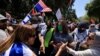 Demonstran pro-Palestina dan para pendukung Israel saling bertikai dalam aksi protes di Universitas California Los Angeles, pada 28 April 2024. (Foto: Reuters/David Swanson)