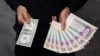امنیتی کردن بازار هم جواب نداد؛ دلار جای ریال را در معاملات بازار می‌گیرد
