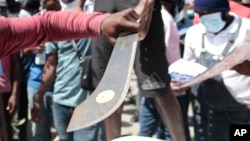 Amabhambadzi la, ayazakala ngokuhlasela abantu ngenkemba.