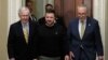 Presidenti ukrainas Volodymyr Zelenskyy së bashku me udhëheqësin e pakicës në Senat, republikanin Mitch McConnell dhe udhëheqësin e shumicës në Senat, demokratin Chuck Schumer në Kongres më 12 dhjetor 2023 