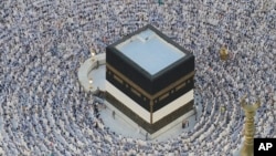 Muslimanski hodočasnici obilaze Kabu, kubičnu zgradu tokom godišnjeg hadža hodočašća u Meki, Saudijska Arabija