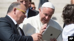 ARHIVA - Papa Franja u Vatikanu (Foto: L'Osservatore Romano/Pool Photo via AP)