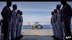 資料照：菲律賓海軍士兵在巴丹群島卡加延卡拉延島海岸附近的一艘登陸艦上。 巴丹群島是位於菲律賓最北端的一群島嶼，距離台灣僅140公里。（2023年6月30日）