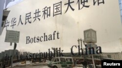 中國駐柏林大使館的街道名牌。（資料圖片）