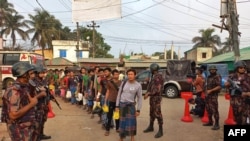 Sejumlah warga Myanmar yang melintasi perbatasan Bangladesh-Mynamar untuk mencari perlindungan di Bangladesh dikirim kembali ke Myanmar dengan kapal dari Cox's Bazar pada 25 April 2024. (Foto: AFP)