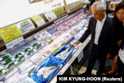 ราห์ม เอ็มมานูเอล เอกอัครราชทูตสหรัฐฯ ประจำญี่ปุ่น เยี่ยมตลาดปลาฮามาโนเอกิ จังหวัดฟุกุชิมา เพื่อสนับสนุนแผนการปล่อยน้ำจากโรงไฟฟ้านิวเคลียร์ที่ได้รับการบำบัดแล้วลงทะเล เมื่อวันที่ 31 ส.ค. 2023 [REUTERS]