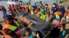 Tim SAR membawa jenazah pengungsi Rohingya yang ditemukan di laut setelah kapal yang mereka tumpangi terbalik di lepas pantai dekat Calang, Kabupaten Aceh Jaya, Aceh, 23 Maret 2024. (Foto: Antara/Syifa Yulinnas via REUTERS)