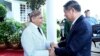 Perdana Menteri Pakistan Shehbaz Sharif, kiri, menyambut kunjungan Wakil Perdana Menteri China He Lifeng di Islamabad, Pakistan, 31 Juli 2023. Lifeng menerima penghargaan sipil tertinggi Pakistan atas jasanya mempromosikan kerja sama ekonomi kedua negara. 