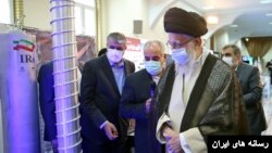 علی خامنه‌ای در بازدید از نمایشگاه «دستاوردهای هسته‌ای» جمهوری اسلامی (آرشیو)