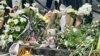 Cveće, sveće i dečje igračke ispred osnovne škole "Vladislav Ribnikar" u Beogradu