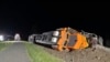 Rangkaian gerbong kereta api milik perusahaan BNSF tergelincir di wilayah milik suka asli Swinomish di dekat Anacortes, Washington, pada 16 Maret 2023. (Foto: Washington Department of Ecology/AP)