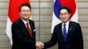 Presiden Korea Selatan Yoon Suk Yeol, kiri, dan Perdana Menteri Jepang Fumio Kishida, berjabat tangan, menjelang pertemuan bilateral mereka di Kantor PM Jepang di Tokyo, Kamis, 16 Maret 2023. 