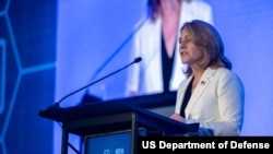 美國國防部副部長凱瑟琳希克斯（Kathleen Hicks）2023年8月28日國防工業協會（NDIA）新興技術會議上發表演說。 （美國國防部照片）