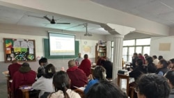ས་རཱ་མཐོ་སློབ་ཏུ་བོད་ཀྱི་སྤྱི་ཚོགས་རིག་པའི་སློབ་ཁྲིད་གསར་ཁྲིད་གནང་བཞིན་པ། 