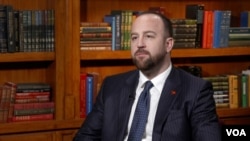 Poslanik Demokratske partije socijalista u Skupštini Crne Gore Andrija Nikolić u studiju Glasa Amerike (Foto: VOA)