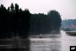 中國河北廊坊被洪水淹沒的裝甲地、和露出水面的太陽能板與攝像頭。 （2023年8月2日）