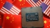 美中两国国旗映衬下的一块中央处理器半导体芯片。
