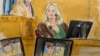 ນາງ ສຕອມມີ ເດນຽລສ໌ (Stormy Daniels) ຂຶ້ນໃຫ້ການເປັນພະຍານ ໃນຂະນະທີ່ພາບໂປຣໂມດ ສຳລັບລາຍການນຶ່ງຂອງນາງ ທີ່ມີຮູບຂອງອະດີດປະທານາທິບໍດີສະຫະລັດ ທ່ານ ດໍໂນລ ທຣຳ ປາກົດຢູ່ເທິງໜ້າຈໍ ໃນສານອາຍາ ແມນຮັດຕັນ, ນະຄອນ ນິວຢອກ, ວັນທີ 9 ພຶດສະພາ 2024.