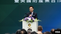 位於台北的外貿協會董事長黃志芳5月3日在台北舉行的“台美國防產業合作論壇”上講話。（美國之音特約記者林乃絹拍攝）