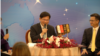 台灣外交部長林佳龍星期五(7 月 19 日)於上任後的首場國際記者會上，他除接受提問外，也向駐台外媒記者介紹友邦瓜地馬拉的咖啡，並呼籲各國協助其抵禦中國的經濟脅迫。此前，瓜地馬拉咖啡遭中國禁止進口(美國之音特約記者李昕儒攝影)。