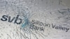路透社資料照- 一塊被打碎的玻璃下隱約可見矽谷銀行的英文招牌。