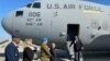 Menteri Pertahanan AS Lloyd Austin turun dari pesawat setibanya di Bandara Internasional Ben Gurion, Lod, Israel, 18 Desember 2023. (REUTERS/Phil Stewart)