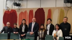在英港人與工黨國會議員科伊爾（Neil Coyle，圖左四）見面（攝影：美國之音鄭樂捷）