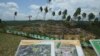 Fotorealistik digital menampilkan tata letak kompleks kepresidenan di Ibu Kota Nusantara dipamerkan di lokasi pembangnuan di Penajam Paser Utara, Kalimantan Timur, 8 Maret 2023. (Foto: Achmad Ibrahim/AP Photo)