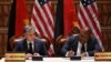 Menteri Luar Negeri AS Antony Blinken (kiri) dan Menteri Pertahanan Papua Nugini Win Bakri Daki (kanan) menandatangani perjanjian keamanan di Forum Kerjasama India-Kepulauan Pasifik di APEC Haus di Port Moresby, 22 Mei 2023. (ADEK BERRY / AFP)