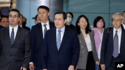 台灣前總統馬英九在台北桃園國際機場啟程再次訪問中國。（2024年4月1日）