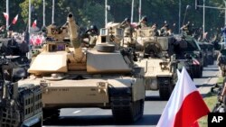 ARHIVA - Tenkovi Ejbrams američke proizvodnje u koloni tokom vojne parade u Vašravi, u Poljskoj, 15. avgusta 2023.