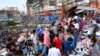 Warga berbelanja di sebuah pasar di Dhaka, Bangladesh, pada 16 Juli 2021. (Foto: AP/Mahmud Hossain)